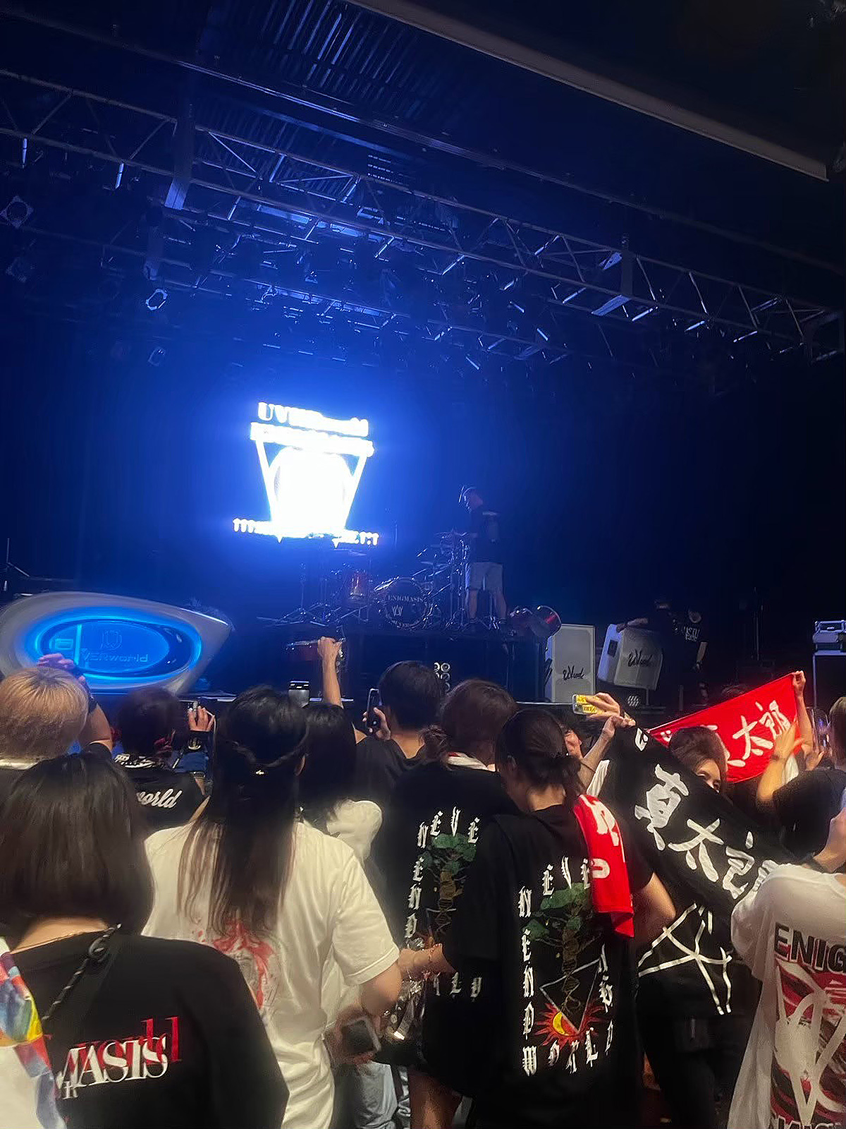 UVERworldのライブ「ENIGMASIS TOUR 〜真太郎 生誕祭〜」ストレッチボックスのスタッフ